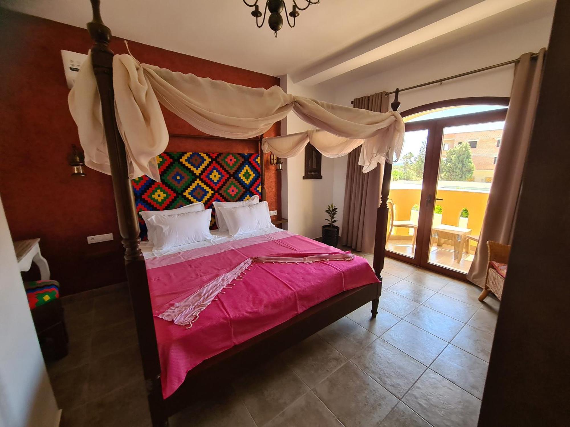 Mahdia - Baghdadi - Laourient Apartments, Restaurant, Cafe Стая снимка